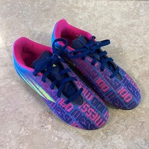EUC adidas soccer cleats size 2 pink/blue 100 Messi
